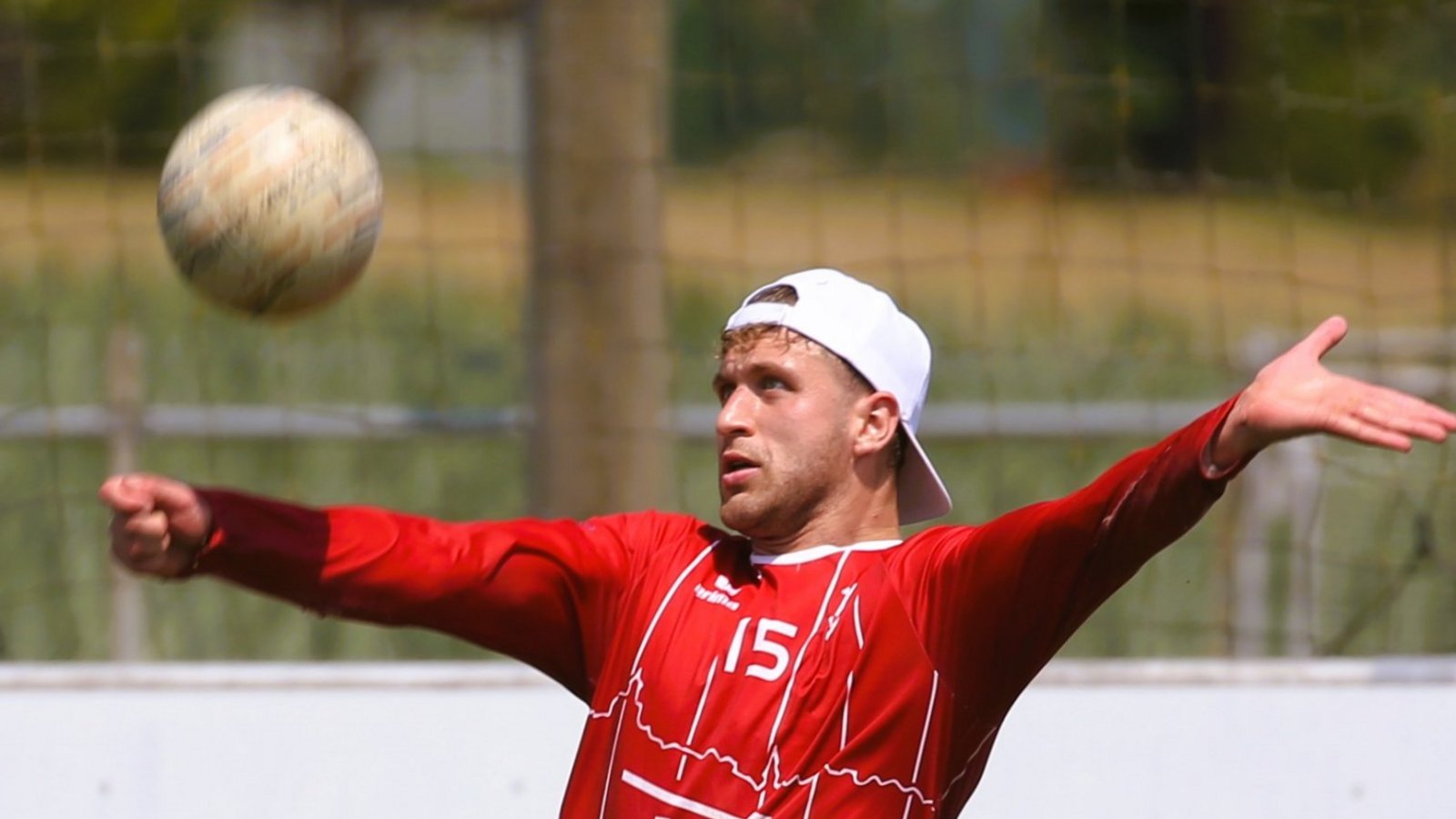 Tobias Maurer spielt hier den Ball für den TVV, doch allzu oft leisteten sich die Gäste auf der Stammheimer Sportanlage eklatante Fehler, dass am Ende die 0:5-Niederlage stand. Foto: Küppers Tobias Maurer spielt hier den Ball für den TVV, doch allzu oft leisteten sich die Gäste auf der Stammheimer Sportanlage eklatante Fehler, dass am Ende die 0:5-Niederlage stand. Foto: Küppers