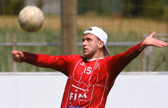 Tobias Maurer spielt hier den Ball für den TVV, doch allzu oft leisteten sich die Gäste auf der Stammheimer Sportanlage eklatante Fehler, dass am Ende die 0:5-Niederlage stand. <span class='image-autor'>Foto: Küppers</span>