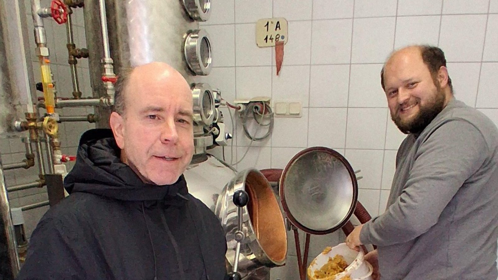 Hier wird das erste Postmichel-Destillat gebrannt: Matthias Braun (links) und Kim Hönes am Brennkessel. Fotos: Kauer (5)/Braun Hier wird das erste Postmichel-Destillat gebrannt: Matthias Braun (links) und Kim Hönes am Brennkessel. Fotos: Kauer (5)/Braun