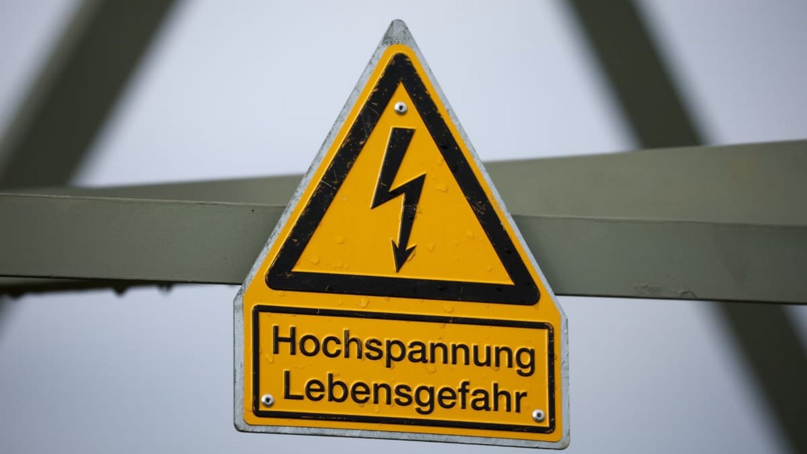 Ist die Stromspannung so hoch, dass sie lebensgefährlich ist, werden Warnschilder aufgehängt – zum Beispiel an Strommasten.dpa Ist die Stromspannung so hoch, dass sie lebensgefährlich ist, werden Warnschilder aufgehängt – zum Beispiel an Strommasten.dpa