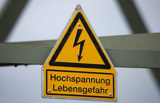 Ist die Stromspannung so hoch, dass sie lebensgefährlich ist, werden Warnschilder aufgehängt&nbsp;– zum Beispiel an Strommasten.<span class='image-autor'>dpa</span>