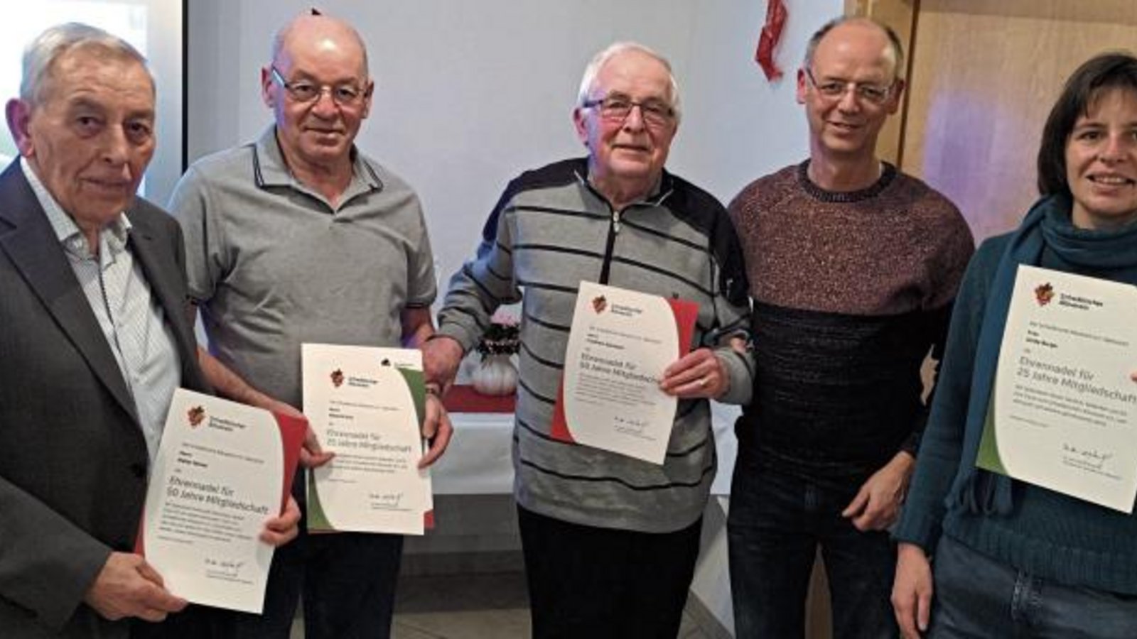 Walter Michel, Albrecht Kurz, Friedhelm Kalmbach, Harald Bluhm und Ulrike Burger (von links) wurden beim Hohenhaslacher Albverein geehrt.  Foto: p