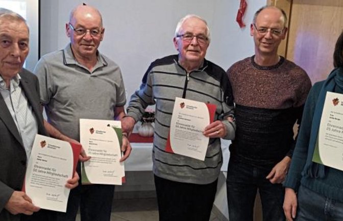 Walter Michel, Albrecht Kurz, Friedhelm Kalmbach, Harald Bluhm und Ulrike Burger (von links) wurden beim Hohenhaslacher Albverein geehrt.  Foto: p