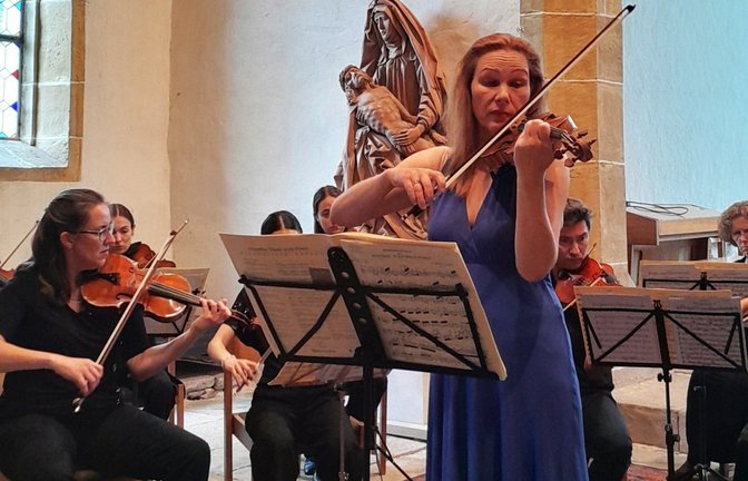 Die in Ludwigsburg geborene Violinistin Ursula Schoch sorgt mit zwei Auftritten für Beifall.