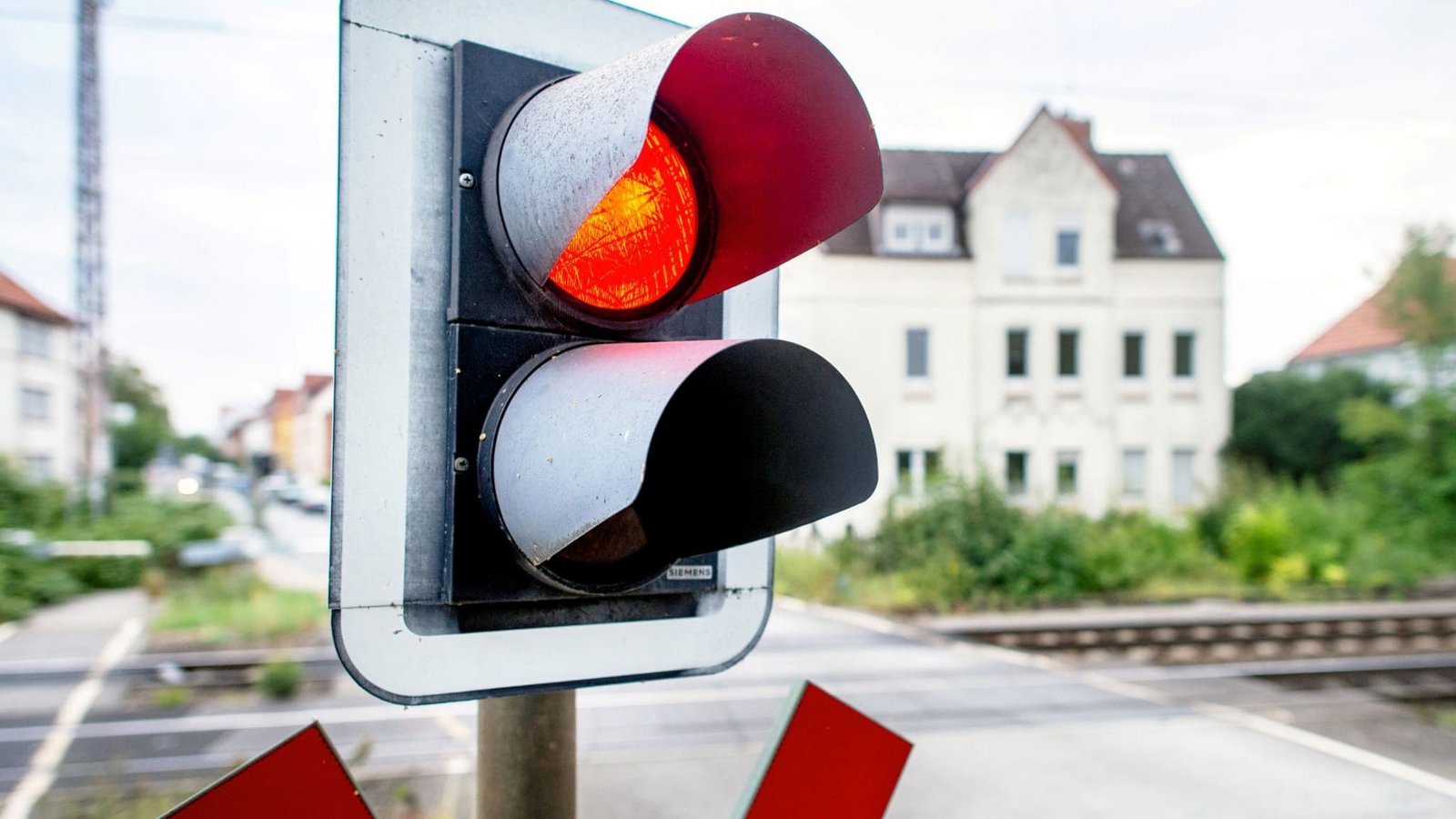 Die Polizei ermittelt, ob die Ampel am Bahnübergang Rot zeigte. (Symbolbild)Hauke-Christian Dittrich/dpa