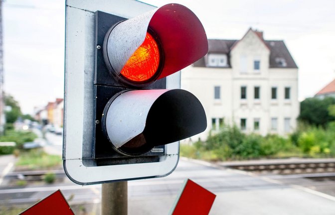 Die Polizei ermittelt, ob die Ampel am Bahnübergang Rot zeigte. (Symbolbild)<span class='image-autor'>Hauke-Christian Dittrich/dpa</span>