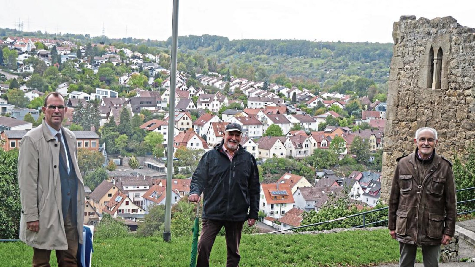 Gegen Vandalismus unter anderem im Zusammenhang mit den Hinweistafeln auf Burg Löffelstelz wollen OB Frank Schneider, Rainer Wallinger und Ewald Scheytt (von links) vorgehen. Foto: Friedrich Gegen Vandalismus unter anderem im Zusammenhang mit den Hinweistafeln auf Burg Löffelstelz wollen OB Frank Schneider, Rainer Wallinger und Ewald Scheytt (von links) vorgehen. Foto: Friedrich
