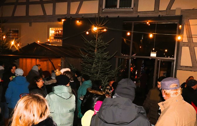 Die Adventshüttle lockten auch am zweiten Adventsfreitag viele Gäste an.  <span class='image-autor'>Fotos: Gergen</span>