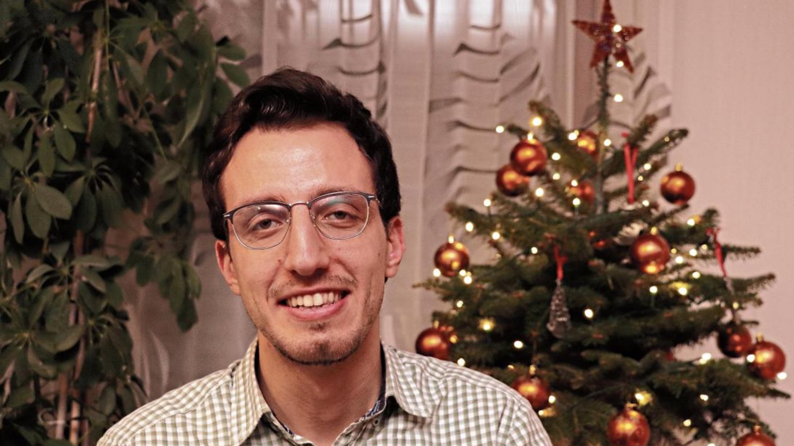 Mangels echter Bäume schmücken die jordanischen Christen zumeist künstliche Tannenbäumchen, sagt Amro Haddadin. Foto: Gergen Mangels echter Bäume schmücken die jordanischen Christen zumeist künstliche Tannenbäumchen, sagt Amro Haddadin. Foto: Gergen