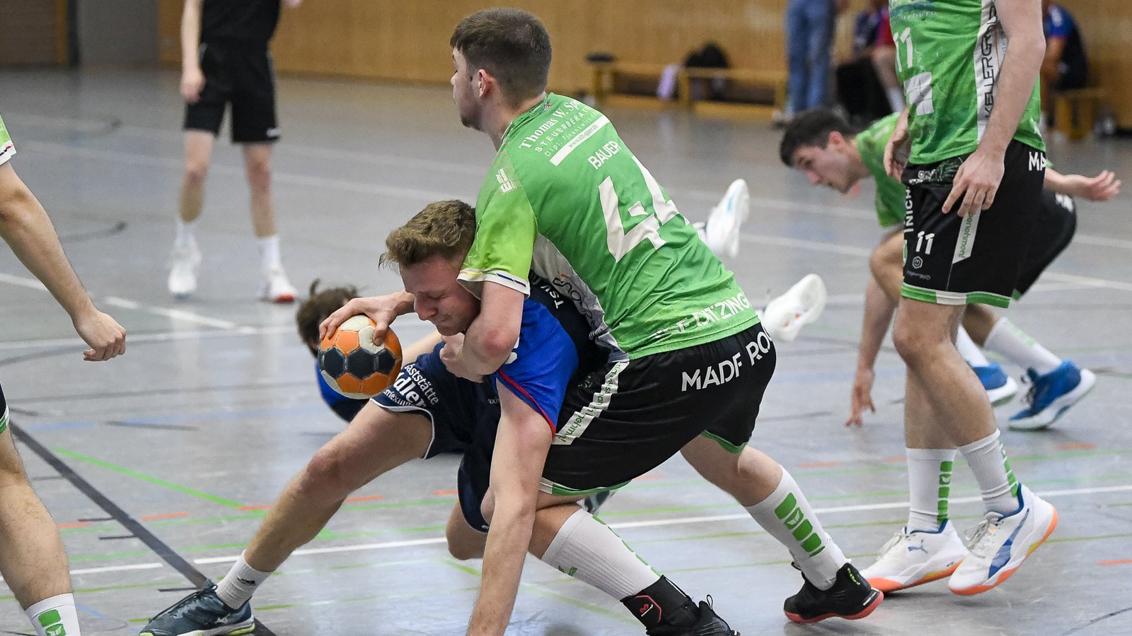 Jens Gergen (links) vom TSV Oberriexingen ist auch durch harten Körpereinsatz nicht zu bremsen. Foto: Leitner