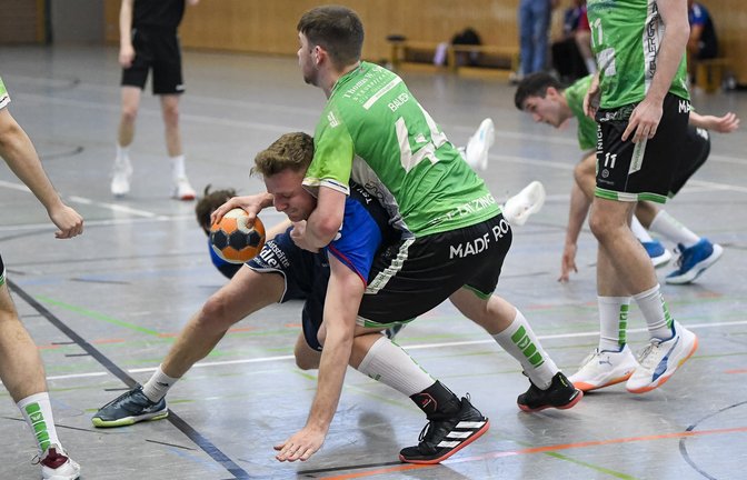 Jens Gergen (links) vom TSV Oberriexingen ist auch durch harten Körpereinsatz nicht zu bremsen. <span class='image-autor'>Foto: Leitner</span>