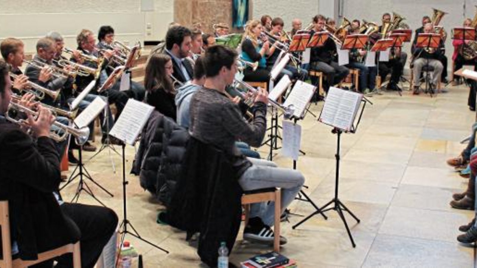 Die komplette Chorgemeinschaft musiziert. Fotos: Pfisterer Die komplette Chorgemeinschaft musiziert. Fotos: Pfisterer