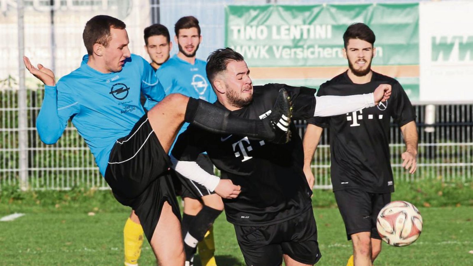 In der Hinrunde hat der TSV Häfnerhaslach mit David Jovanovic (links) dem SV Riet mit Kevin Stotz und Pasquale Arena (von rechts) noch nicht richtig Paroli geboten. Foto: Küppers In der Hinrunde hat der TSV Häfnerhaslach mit David Jovanovic (links) dem SV Riet mit Kevin Stotz und Pasquale Arena (von rechts) noch nicht richtig Paroli geboten. Foto: Küppers