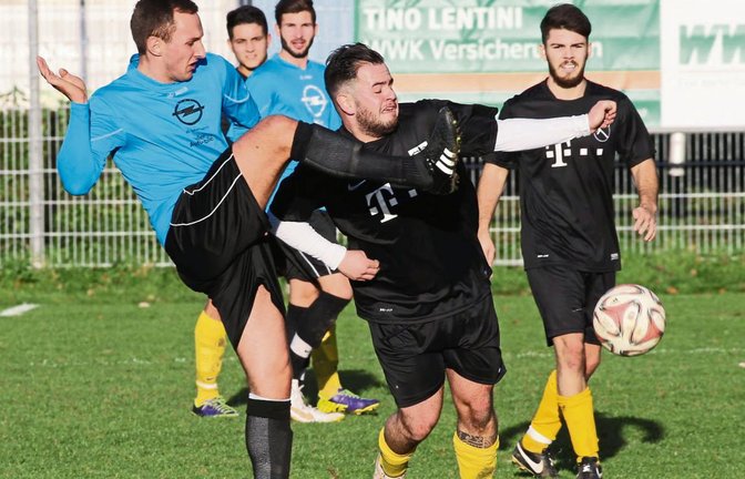 In der Hinrunde hat der TSV Häfnerhaslach mit David Jovanovic (links) dem SV Riet mit Kevin Stotz und Pasquale Arena (von rechts) noch nicht richtig Paroli geboten. Foto: Küppers