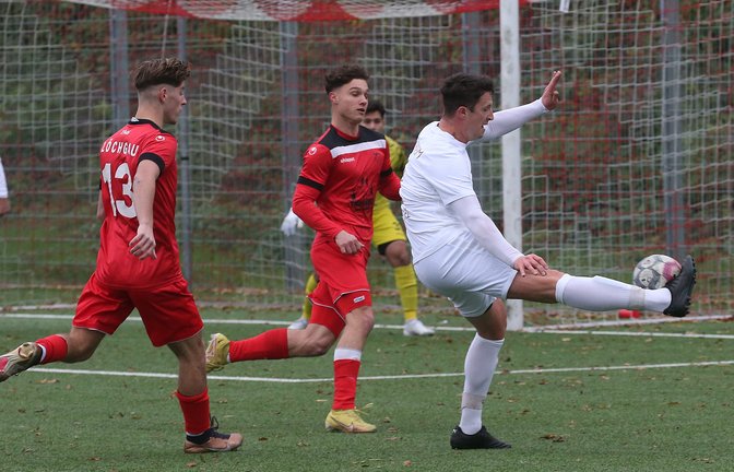Kam im Spitzenspiel der Kreisliga A 3 gegen den FV Löchgau II selten in eine gute Schussposition: Florian Frenkel (rechts) vom VfR Sersheim. <span class='image-autor'>Foto: Kalb</span>