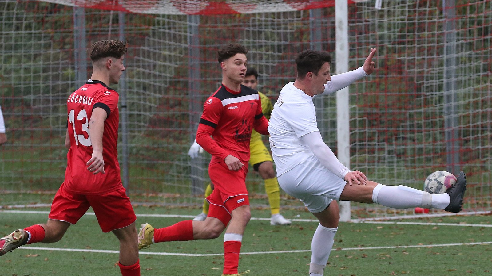 Kam im Spitzenspiel der Kreisliga A 3 gegen den FV Löchgau II selten in eine gute Schussposition: Florian Frenkel (rechts) vom VfR Sersheim. Foto: Kalb Kam im Spitzenspiel der Kreisliga A 3 gegen den FV Löchgau II selten in eine gute Schussposition: Florian Frenkel (rechts) vom VfR Sersheim. Foto: Kalb