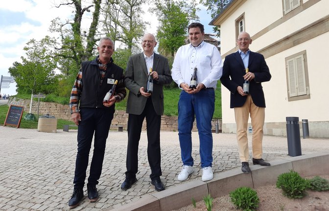 Drei renommierte Weingüter haben für die Staatlichen Schlösser und Gärten Baden-Württemberg zwei Weine und einen Secco kreiert. Für das Weingut Herzog von Württemberg präsentiert Joachim Fischer aus Gündelbach (Zweiter von rechts) den Secco. <span class='image-autor'>Foto: SSG</span>