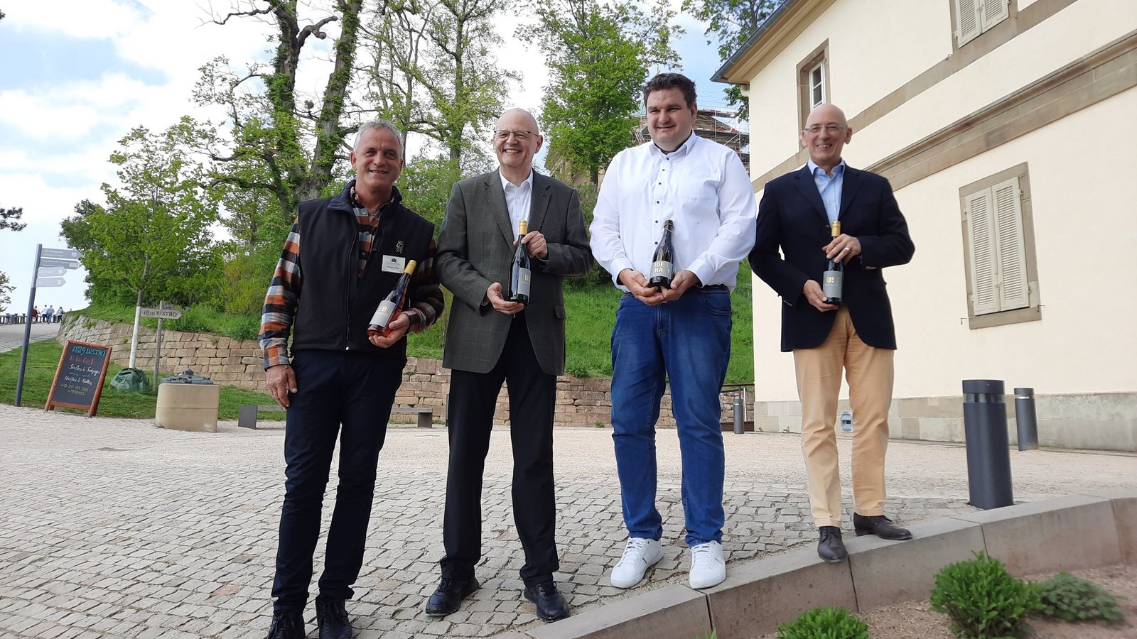 Drei renommierte Weingüter haben für die Staatlichen Schlösser und Gärten Baden-Württemberg zwei Weine und einen Secco kreiert. Für das Weingut Herzog von Württemberg präsentiert Joachim Fischer aus Gündelbach (Zweiter von rechts) den Secco. Foto: SSG Drei renommierte Weingüter haben für die Staatlichen Schlösser und Gärten Baden-Württemberg zwei Weine und einen Secco kreiert. Für das Weingut Herzog von Württemberg präsentiert Joachim Fischer aus Gündelbach (Zweiter von rechts) den Secco. Foto: SSG