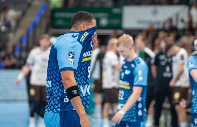 Enttäuschung bei Philipp Ahouansou: DerTVB-Rückraumspieler warf sechs Tore, half im Innenblock aus&nbsp;– musste in Kassel dennoch eine Niederalge einstecken.<span class='image-autor'>IMAGO/Lobeca (Archiv)</span>
