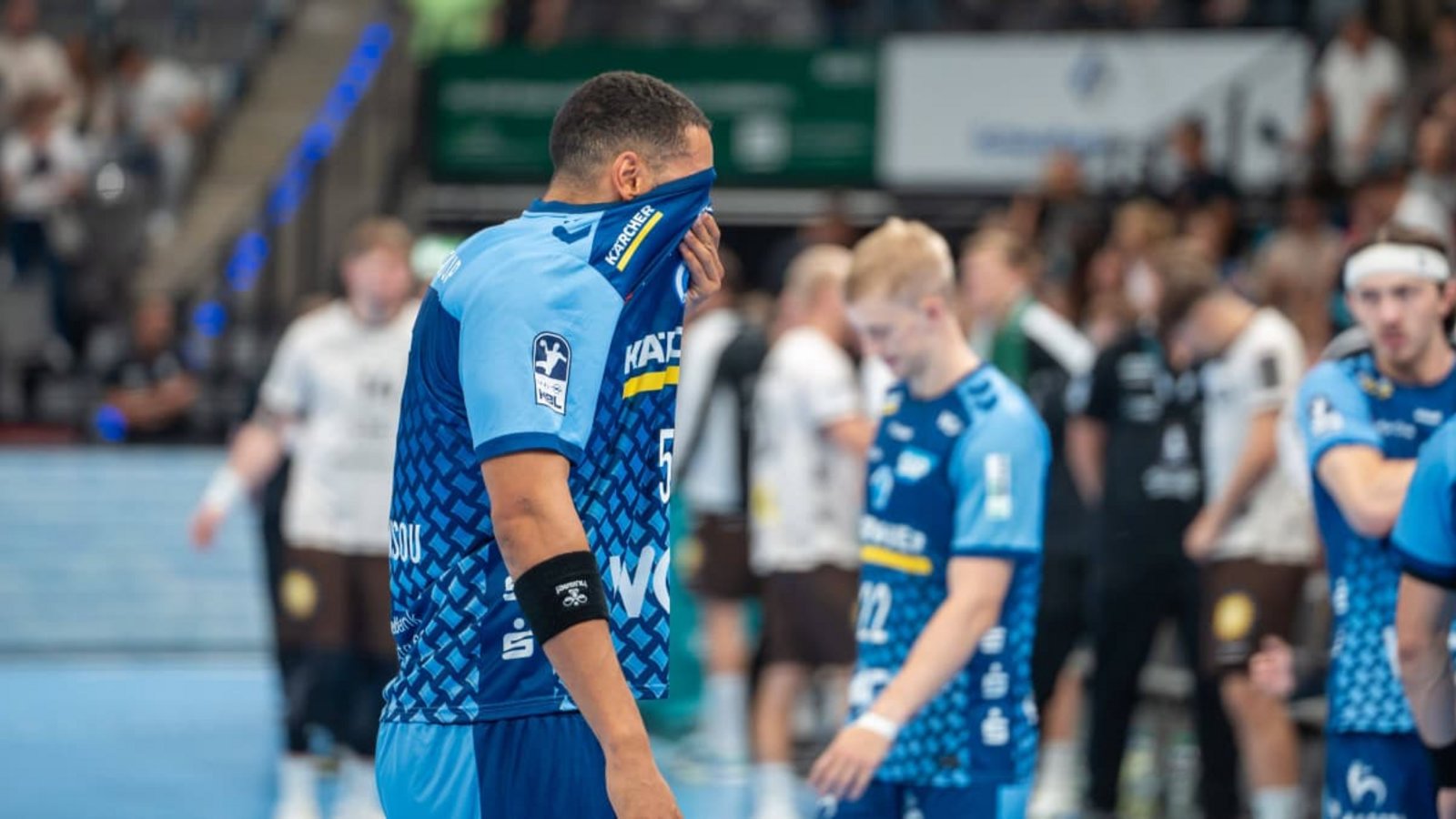 Enttäuschung bei Philipp Ahouansou: DerTVB-Rückraumspieler warf sechs Tore, half im Innenblock aus&nbsp;– musste in Kassel dennoch eine Niederalge einstecken.IMAGO/Lobeca (Archiv)