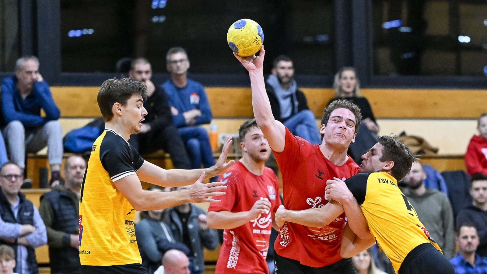 Kein Durchkommen ist für Jan Fehnl (Mitte) vom HC Metter-Enz im Oberriexinger Abwehrwald. Fotos: Leitner