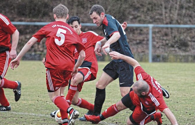 Beim SV Horrheim läuft aktuell zwar weniger über die Seite von Dominik Haydl (Zweiter von rechts). Der Flügelflitzer glänzte dafür als Torschütze beim 4:0 in Sternenfels. Foto: Archiv/Nachreiner
