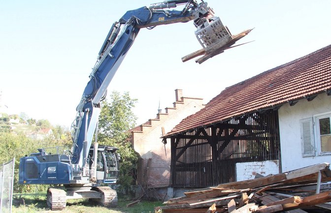 Sogenannte Störstoffe sind beseitigt, nun beginnt der mineralische Abbruch. Seit Montag ist der Bagger am Anbau des ehemaligen Pferdestalls zu Gange.  <span class='image-autor'>Fotos: Banholzer</span>