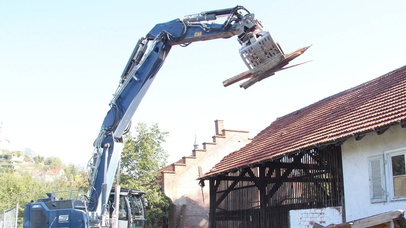Sogenannte Störstoffe sind beseitigt, nun beginnt der mineralische Abbruch. Seit Montag ist der Bagger am Anbau des ehemaligen Pferdestalls zu Gange.  Fotos: Banholzer