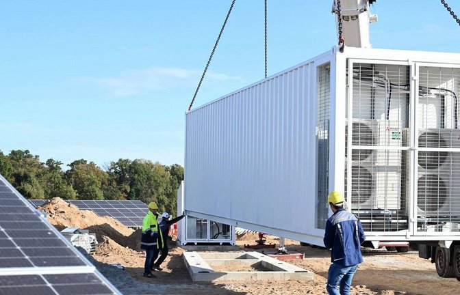 So wie beim Solarpark der EnBW in Bruchsal könnten die Batteriespeicher aussehen. <span class='image-autor'>Foto: dpa</span>