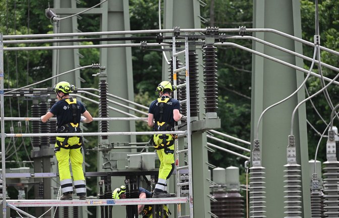 Mitarbeiter von Fairnetz, der Tochterfirma der Stadtwerke Reutlingen, reparieren das Umspannwerk.<span class='image-autor'>Foto: Marijan Murat/dpa</span>