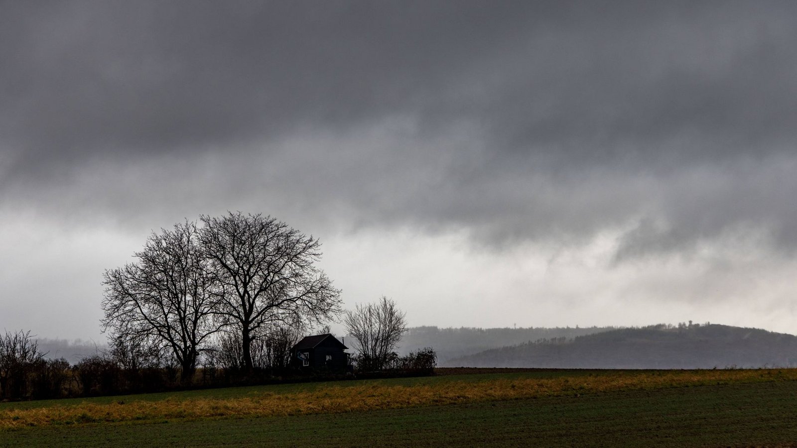 Am Montag ist der Himmel im Südwesten laut DWD stark bewölkt, gebietsweise kann es auch regnen (Symbolbild).Foto: imago images/Jan Eifert