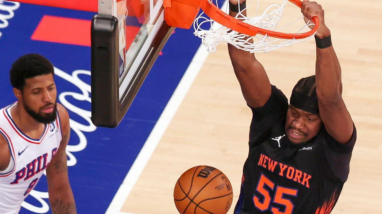 Ariel Hukporti (re.) hat mit den New York Knicks den NBA-Titel gewonnen. Als Jugendlicher spielte er bei den MHP Riesen Ludwigsburg.Foto: IMAGO/EPA Ariel Hukporti (re.) hat mit den New York Knicks den NBA-Titel gewonnen. Als Jugendlicher spielte er bei den MHP Riesen Ludwigsburg.Foto: IMAGO/EPA