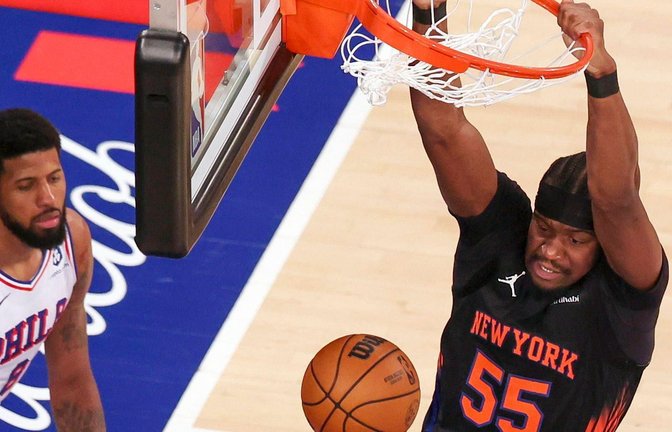 Ariel Hukporti (re.) hat mit den New York Knicks den NBA-Titel gewonnen. Als Jugendlicher spielte er bei den MHP Riesen Ludwigsburg.<span class='image-autor'>Foto: IMAGO/EPA</span>
