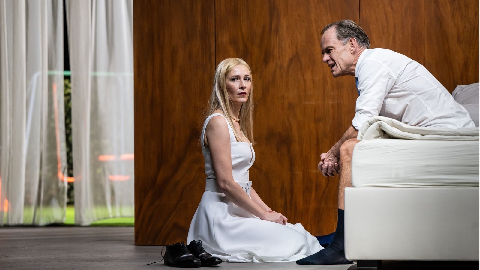 Teilen in Stuttgart Gesinnung und Bett, die Geschwister Höller: Szene aus Thomas Bernhards „Vor dem Ruhestand“ mit Katharina Hauter als Vera und Matthias Leja als Rudolf.Foto: Toni Suter