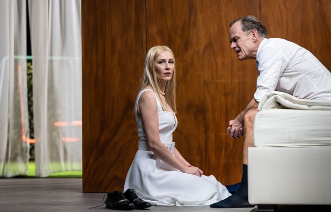Teilen in Stuttgart Gesinnung und Bett, die Geschwister Höller: Szene aus Thomas Bernhards „Vor dem Ruhestand“ mit Katharina Hauter als Vera und Matthias Leja als Rudolf.<span class='image-autor'>Foto: Toni Suter</span>
