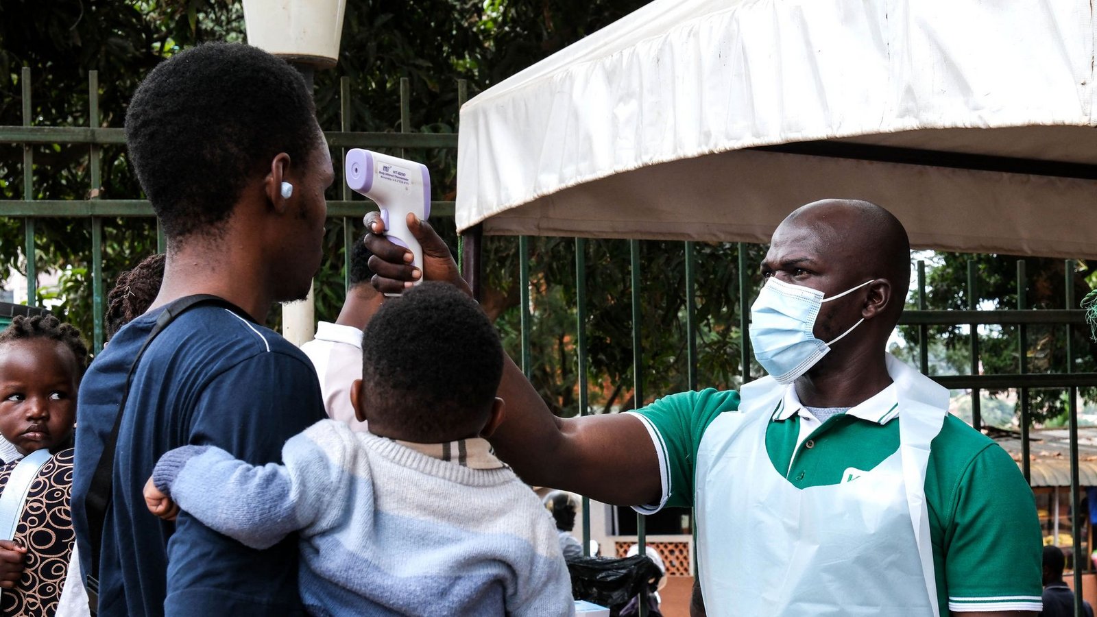 Gesundheitsbehörden warnen vor hohem Ausbreitungsrisiko in der Region.Foto: Hajarah Nalwadda/AP/dpa Gesundheitsbehörden warnen vor hohem Ausbreitungsrisiko in der Region.Foto: Hajarah Nalwadda/AP/dpa