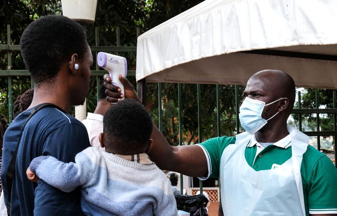 Gesundheitsbehörden warnen vor hohem Ausbreitungsrisiko in der Region.<span class='image-autor'>Foto: Hajarah Nalwadda/AP/dpa</span>