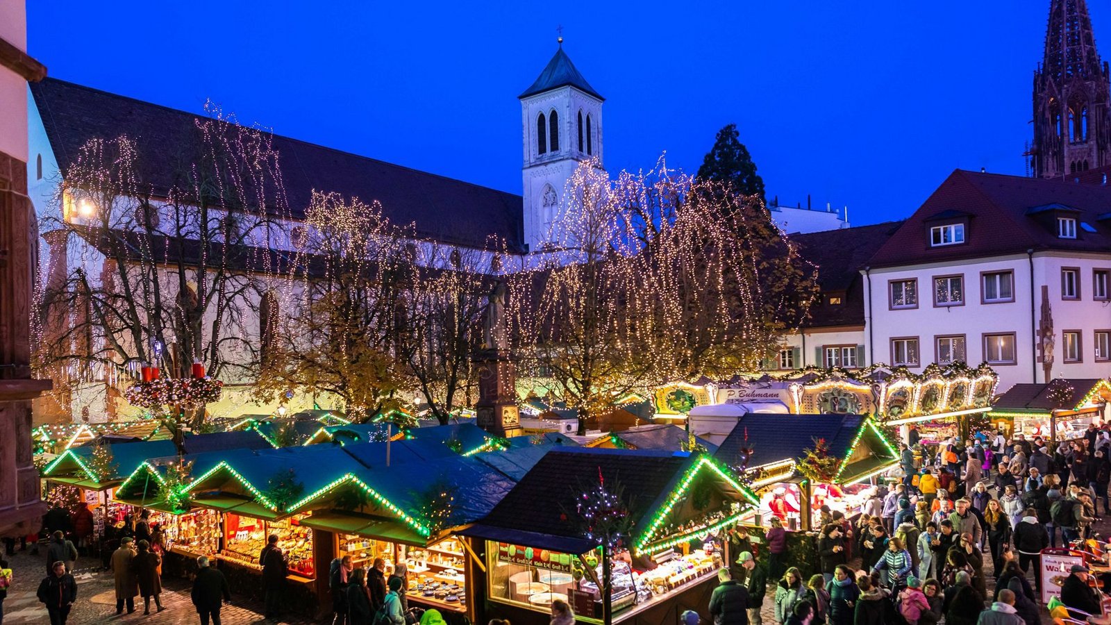 Abends zeigt sich der Freiburger Weihnachtsmarkt  von seiner schönsten Seite.Foto: dpa/Philipp von Ditfurth