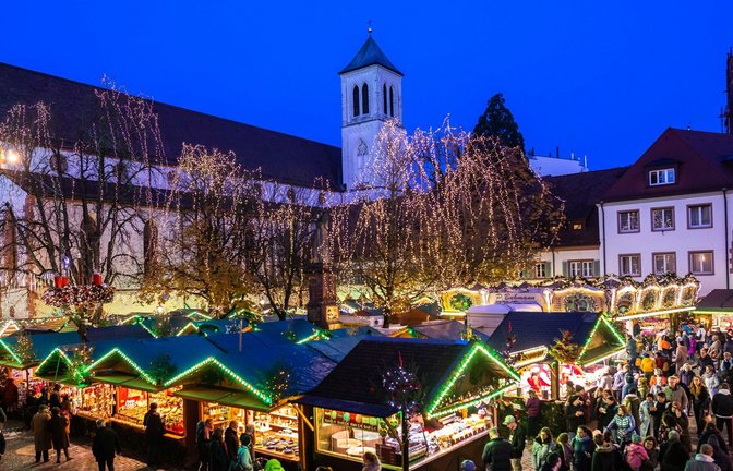 Abends zeigt sich der Freiburger Weihnachtsmarkt  von seiner schönsten Seite.<span class='image-autor'>Foto: dpa/Philipp von Ditfurth</span>