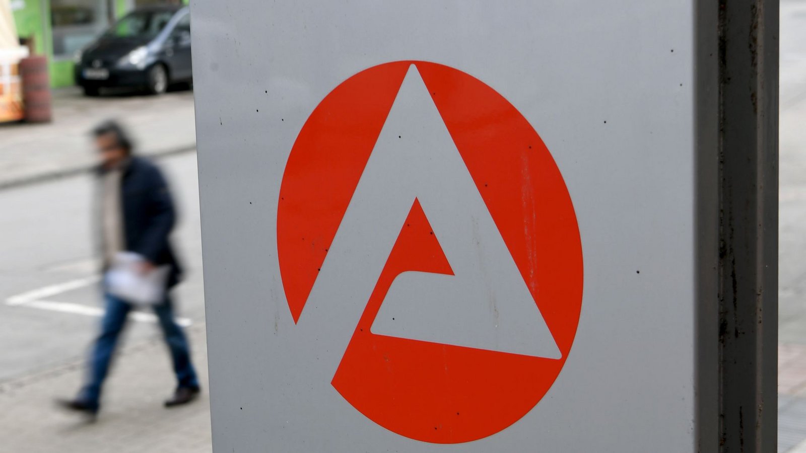 Problem am Arbeitsmarkt: Trotz Fachkräftemangels sind viele Langzeitarbeitslose nur schwer in einen Job zu vermitteln.Foto: picture alliance/dpa/Sonja Wurtscheid Problem am Arbeitsmarkt: Trotz Fachkräftemangels sind viele Langzeitarbeitslose nur schwer in einen Job zu vermitteln.Foto: picture alliance/dpa/Sonja Wurtscheid