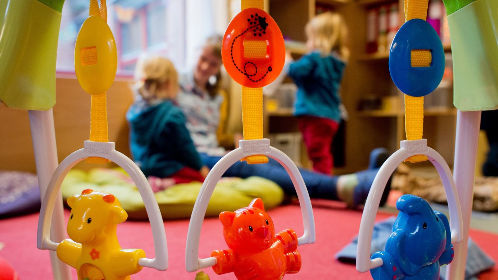 Zunehmend schicken Eltern auch Kinder unter drei Jahren in eine Kita. (Symbolbild)Foto: dpa/Julian Stratenschulte