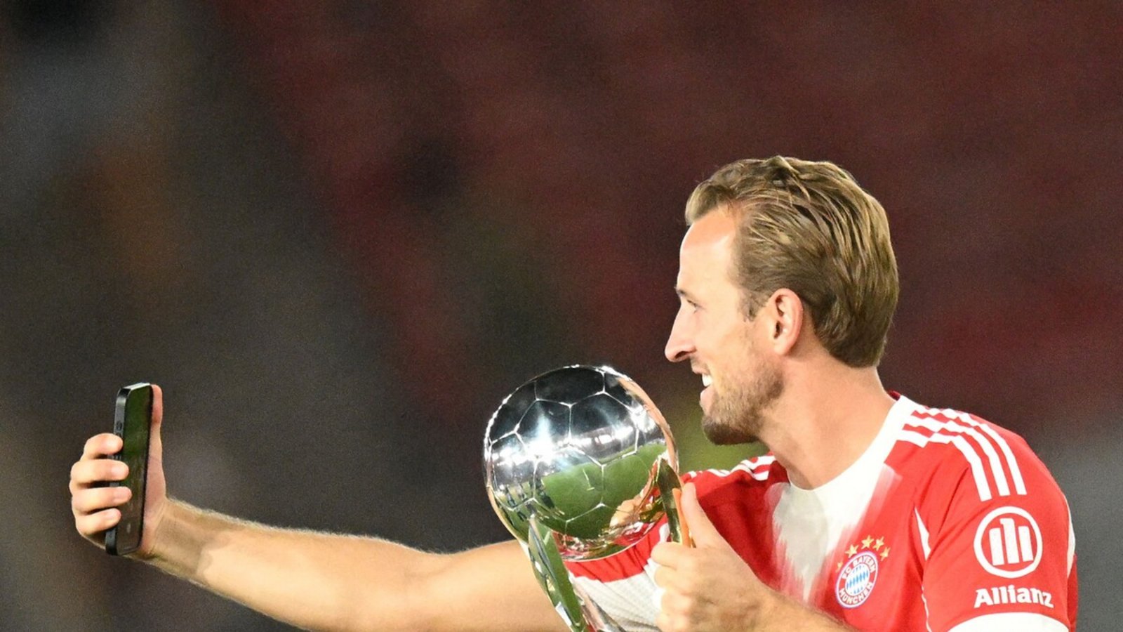 Harry Kane vom FC Bayern setzt sich nach dem Gewinn des Supercups selbst in Szene. Jetzt geht es in der Bundesliga los.Foto: AFP Harry Kane vom FC Bayern setzt sich nach dem Gewinn des Supercups selbst in Szene. Jetzt geht es in der Bundesliga los.Foto: AFP
