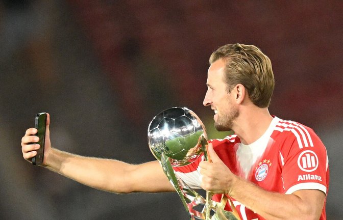 Harry Kane vom FC Bayern setzt sich nach dem Gewinn des Supercups selbst in Szene. Jetzt geht es in der Bundesliga los.<span class='image-autor'>Foto: AFP</span>