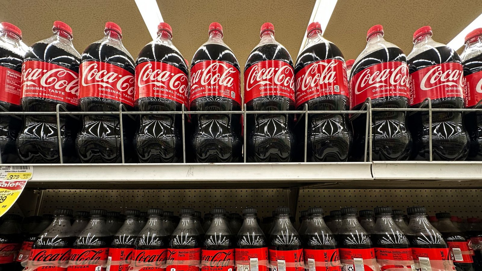 Zuletzt waren zuckerfreie Getränke gefragt - und Verbraucher griffen auch zu kleineren Verpackungen. (Archivbild)Foto: Nam Y. Huh/AP/dpa