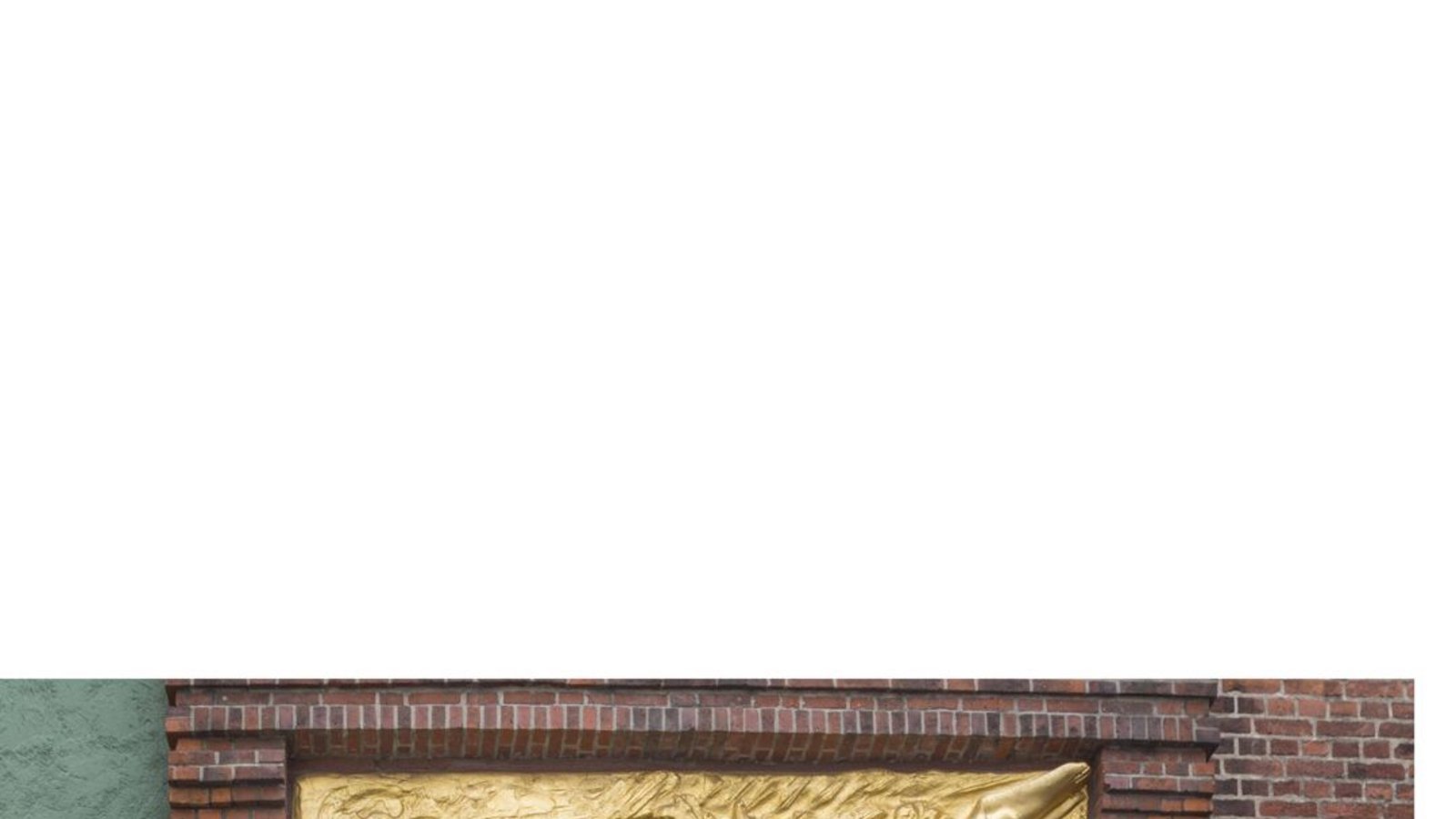 . . . Eingang zur Böttcherstraße findet sich ein vergoldetes Bronzerelief von Bernhard Hoetger. Mit „Der Lichtbringer“ wollte Hoetger auch den Nationalsozialisten gefallen, doch sie bewerteten seine Kunst als „entartet“ und zerstören Werke von ihm.Foto: IMAGO/imagebroker/IMAGO/imageBROKER/Stanislav Belicka