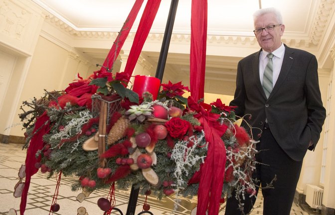 Winfried Kretschmann vor einigen Jahren neben einem Adventskranz in der Villa Reitzenstein.<span class='image-autor'>Foto: dpa/Franziska Kraufmann</span>