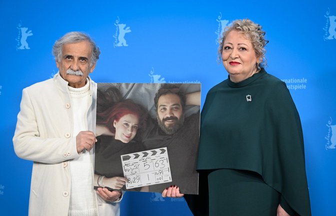 Die Schauspieler Esmail Mehrabi (l) und Lily Farhadpour (r) kamen ohne ihre Regisseure zur Berlinale - zeigten sie aber auf einem Foto.<span class='image-autor'>Foto: Soeren Stache/dpa</span>