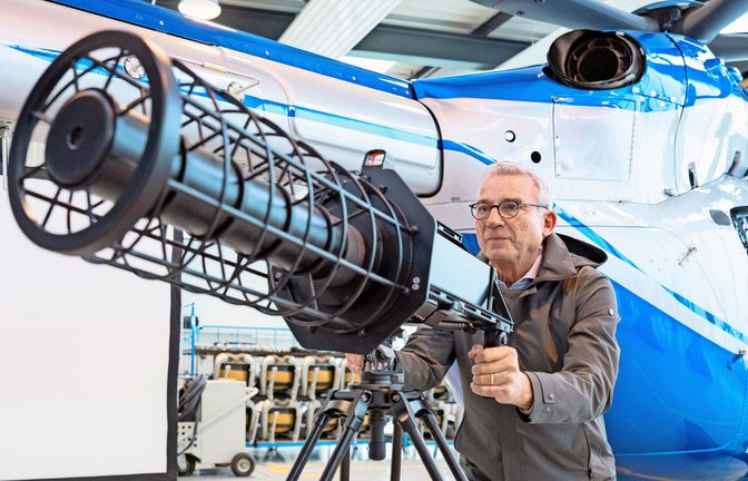 Innenminister Thomas Strobl (CDU) an einer Jammer-Kanone zur Drohnenabwehr: viel gewollt, wenig geschafft.<span class='image-autor'>Foto: dpa</span>