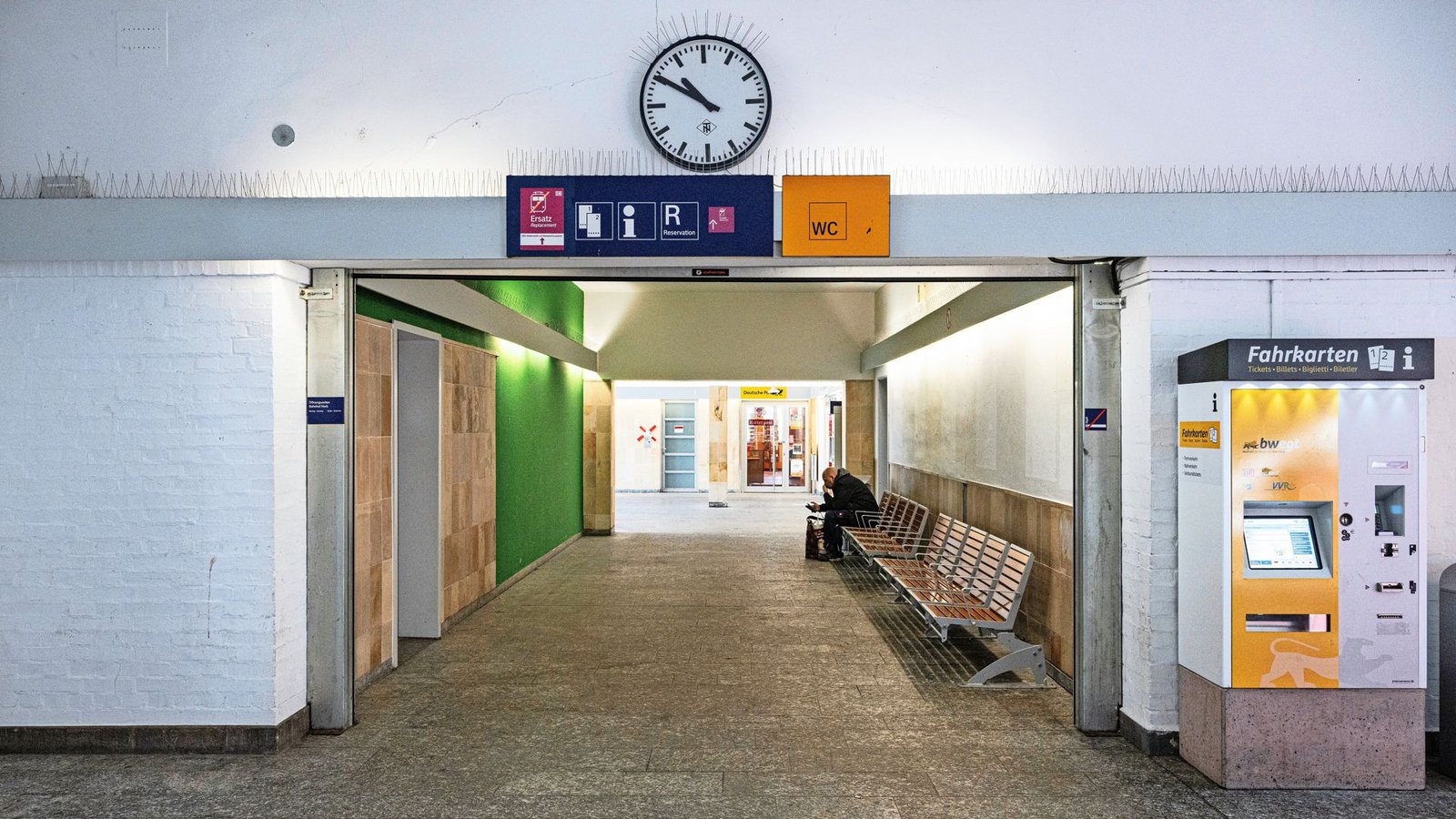 Das Einzige, was am Horber Bahnhof zum Verweilen einlädt, sind zehn Holzmetallsitze in einer geraden Reihe.Foto: Andreas Reiner Das Einzige, was am Horber Bahnhof zum Verweilen einlädt, sind zehn Holzmetallsitze in einer geraden Reihe.Foto: Andreas Reiner
