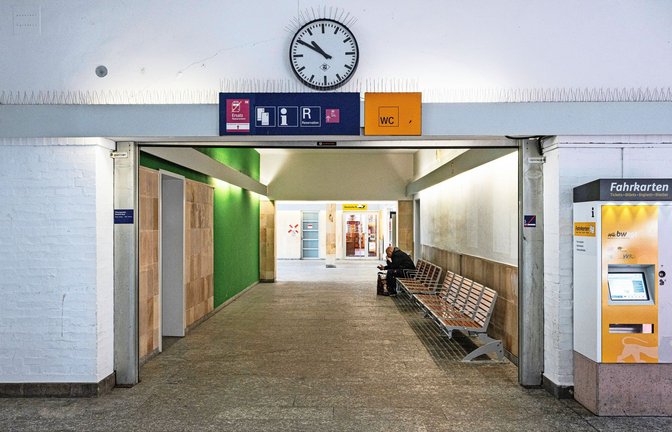 Das Einzige, was am Horber Bahnhof zum Verweilen einlädt, sind  zehn Holzmetallsitze in einer geraden Reihe.<span class='image-autor'>Foto: Andreas Reiner</span>